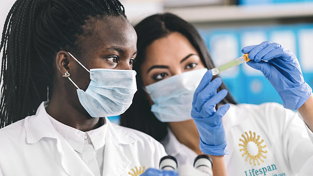 Two medical employees performing lab research