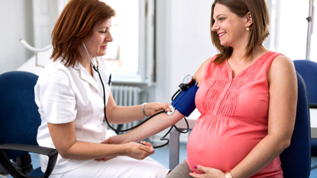 Pregnant woman and nurse
