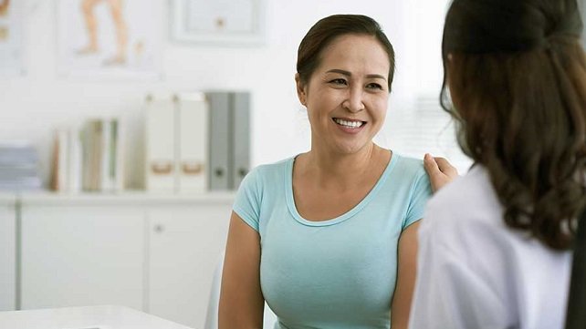 nurse speaking to a patient