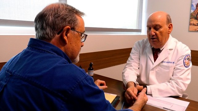 Photographer Bill Murphy talks with Edward Akelman, MD